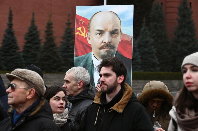 Возложение цветов к Мавзолею В. И. Ленина Возложение цветов к Мавзолею В. И. Ленина