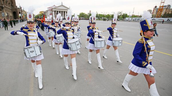 Барабанщицы Волгоградской академии МВД во время репетиции парада Победы на площади Павших Борцов в Волгограде