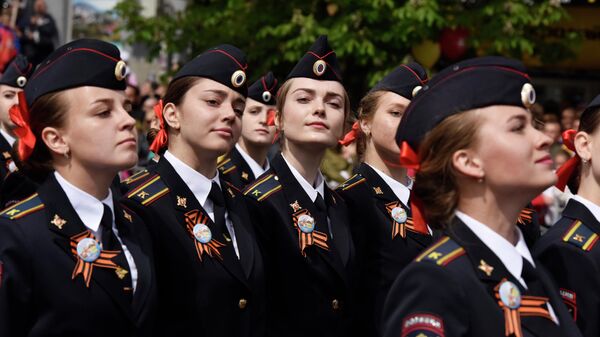 Девушки-курсанты во время военного парада, посвященного 72-й годовщине Победы в Великой Отечественной войне 1941-1945 годов, в Симферополе