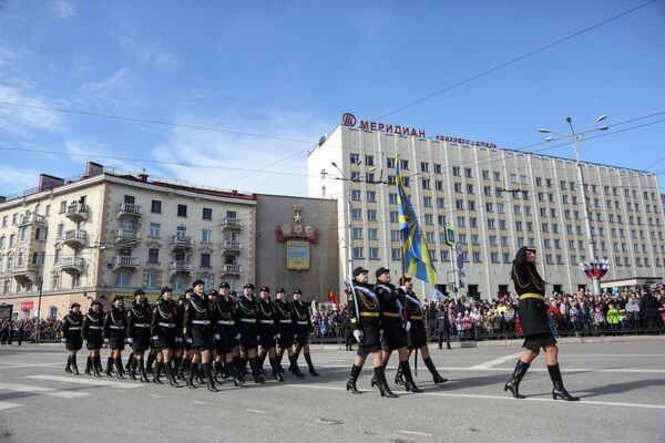 Военнослужащие на военном параде в Мурманске, посвященном 73-й годовщине Победы в Великой Отечественной войне