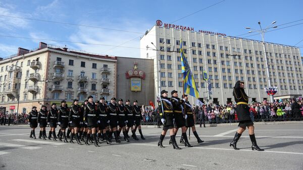 Военнослужащие на военном параде в Мурманске, посвященном 73-й годовщине Победы в Великой Отечественной войне