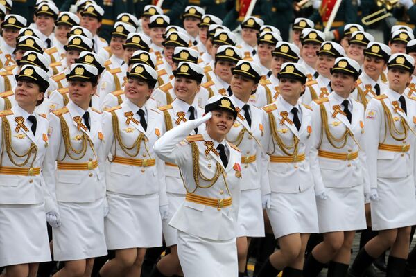 Военнослужащие во время военного парада в Москве, посвящённого 72-й годовщине Победы в Великой Отечественной войне 1941-1945 годов