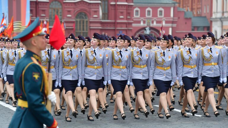 Девушки-курсанты Московского университета Министерства внутренних дел РФ имени В. Я. Кикотя на военном параде на Красной площади