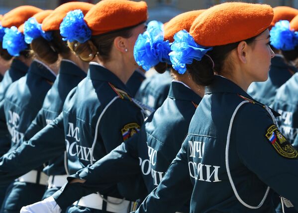 Парадные расчеты военнослужащих на военном параде в Санкт-Петербурге