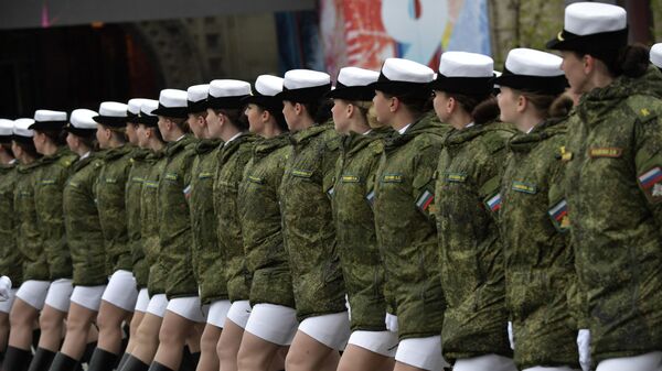 Cводный парадный расчет женщин-военнослужащих Военного университета министерства обороны РФ во время военного парада в Москве