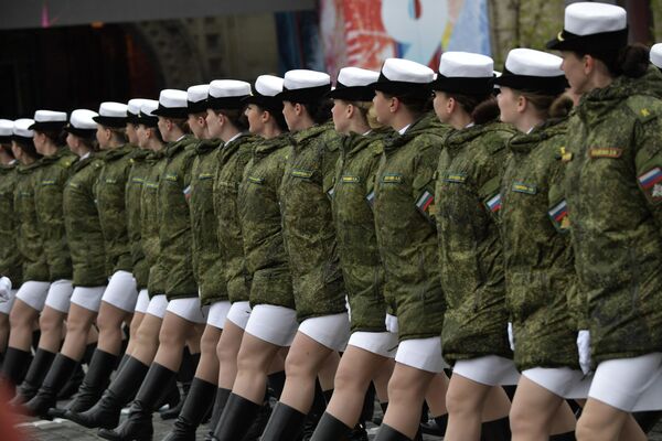 Cводный парадный расчет женщин-военнослужащих Военного университета министерства обороны РФ во время военного парада в Москве