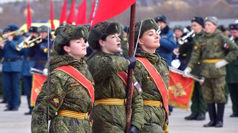 Знаменная группа во время репетиции парада Победы на военном полигоне Алабино