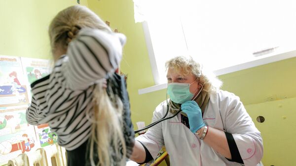 Врач осматривает ребенка, проверяет работу дыхательной системы, в детском саду № 15 в Иваново