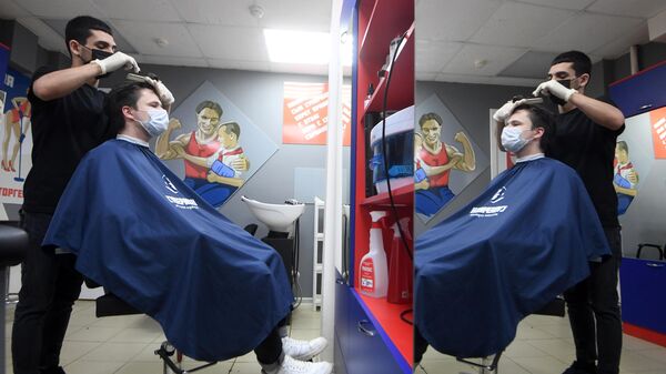 Посетитель в защитной маске в парикмахерской Супермен в Казани