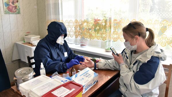Прохождение экспресс-тестов на выявление коронавируса в одной из больниц на Украине