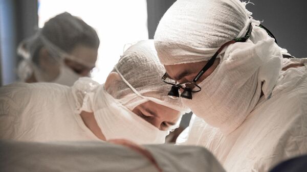 Врачи во время операции в областной инфекционной больнице в Иркутске