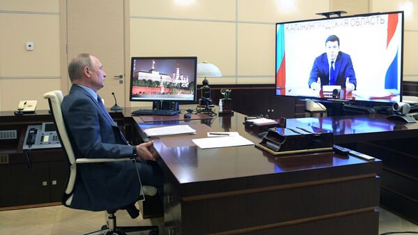 Президент РФ Владимир Путин во время встречи в режиме видеоконференции с губернатором Калининградской области Антоном Алихановым
