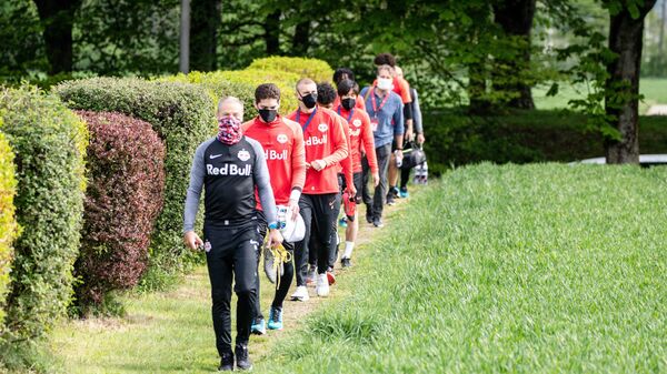 Футболисты Ред Булл Зальцбург выходят на тренировку в защитных масках во время пандемии коронавируса