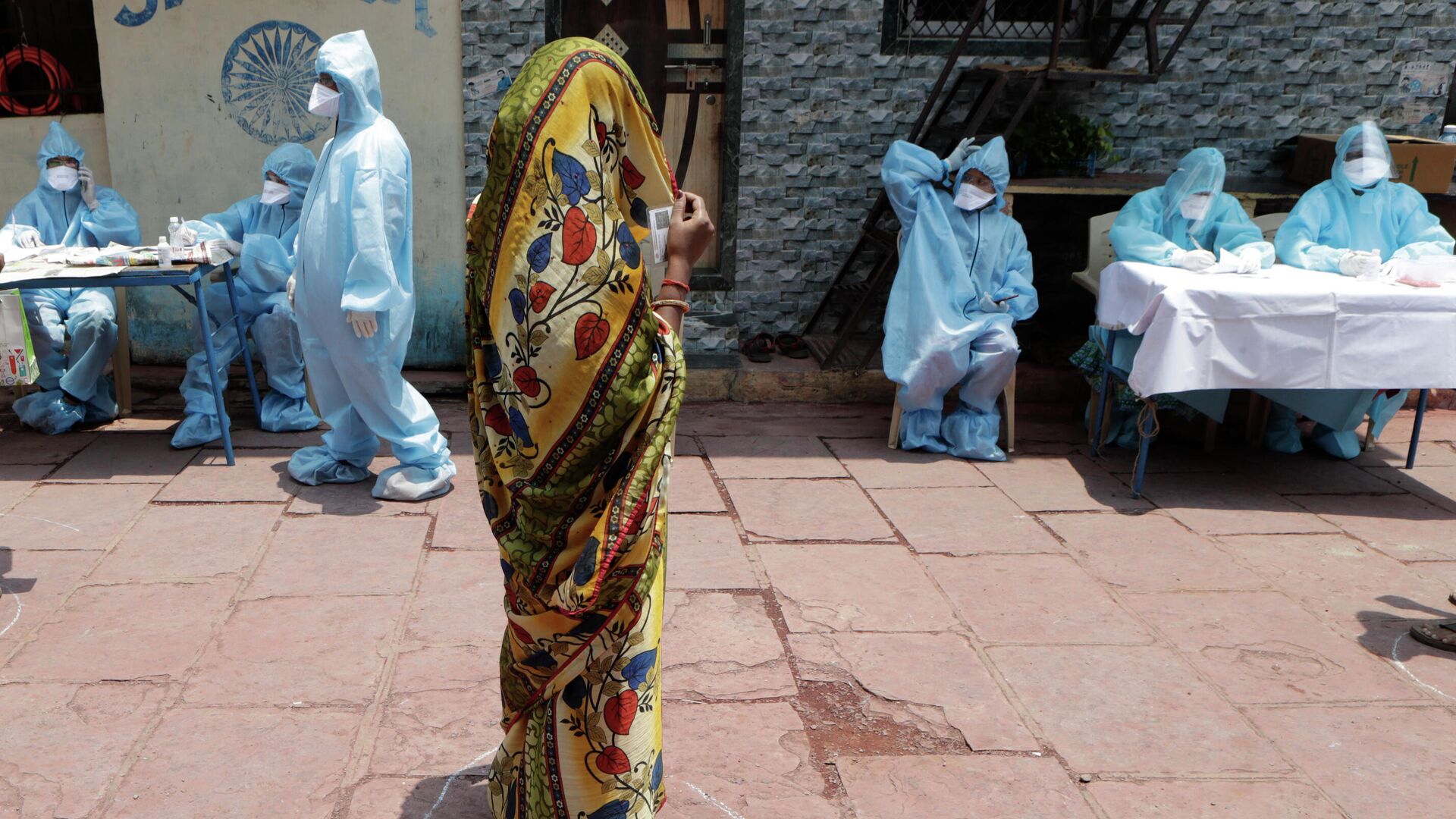 Женщина ждет своей очереди на бесплатное медицинское обследование в Дхарави, одних из крупнейших трущоб в Азии, Мумбаи, Индия - РИА Новости, 1920, 17.08.2020