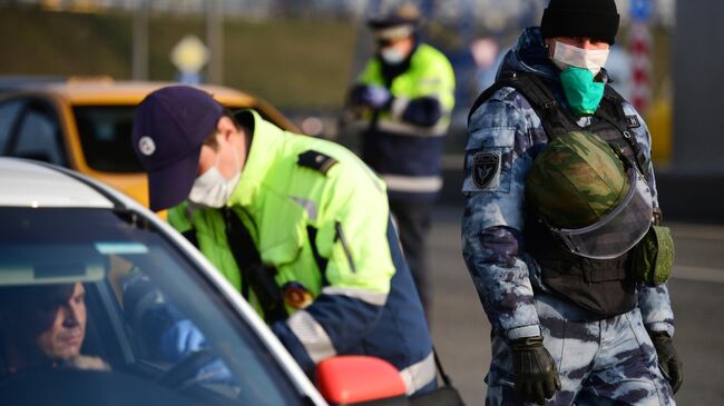 Сотрудник Московской административной дорожной инспекции на блокпосту на въезде в Москву