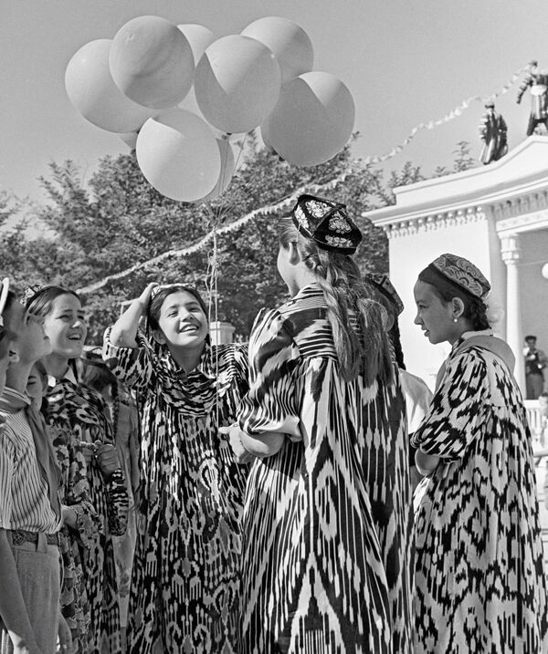 Таджикские девушки во время празднования 1 мая в Душанбе