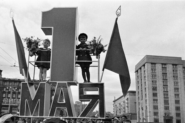 Первомайская демонстрация трудящихся на Красной площади. Москва, 1939 год