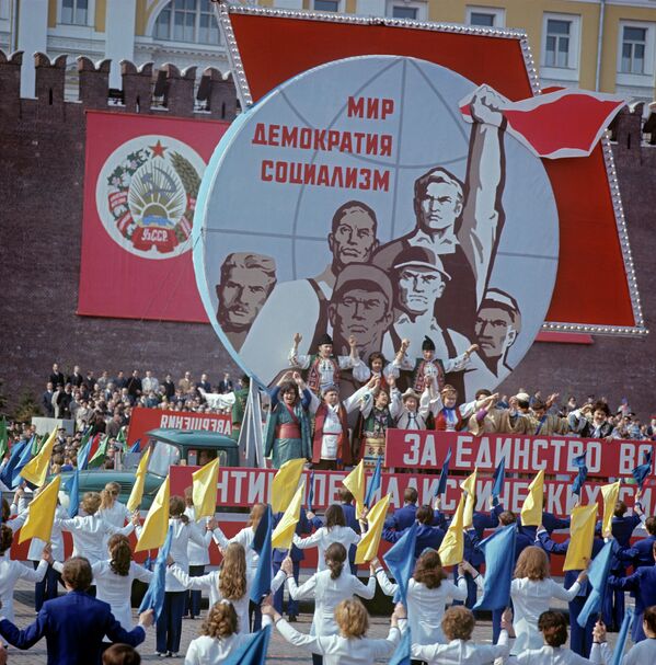 Празднование 1-го Мая в Москве. Демонстрация трудящихся на Красной площади
