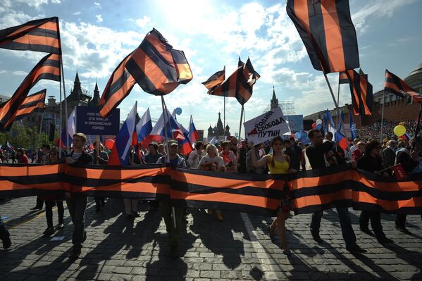 Участники Первомайской демонстрации профсоюзов на Красной площади в Москвеаня 