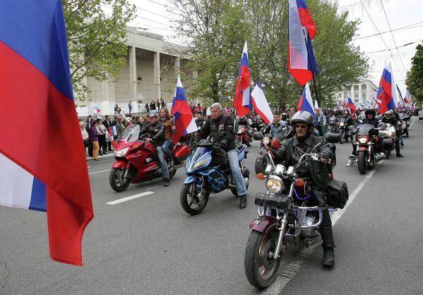 Участники первомайской демонстрации в Симферополе