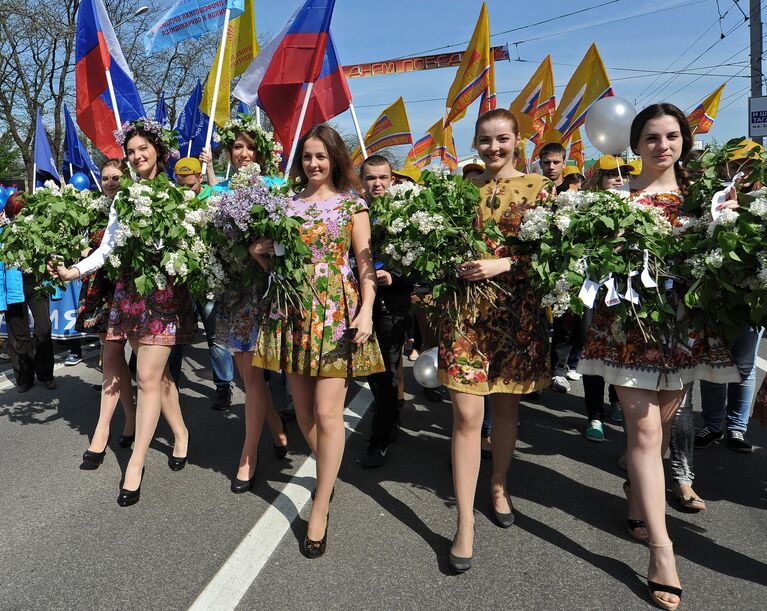 Участники первомайской демонстрации профсоюзов Ростовской области в Ростове-на-Дону