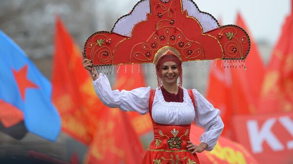 Участница в костюме на шествии Коммунистической партии Российской Федерации в Москве в День международной солидарности трудящихся