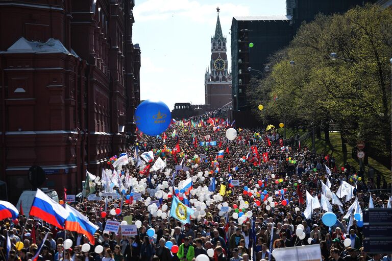 Участники первомайской демонстрации на Красной площади в Москве