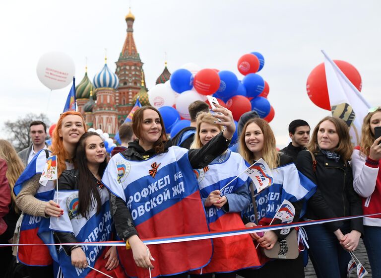 Участники первомайской демонстрации на Красной площади в Москве