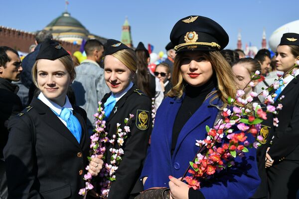 Участницы первомайской демонстрации на Красной площади