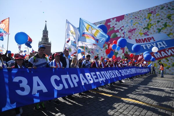 Участники первомайской демонстрации на Красной площади