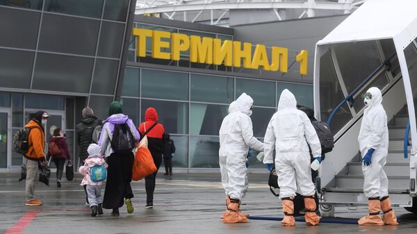 Сотрудники Роспотребназора Республики Татарстан встречают пассажиров самолета 