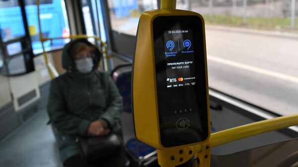 Пассажир в защитной маске в салоне городского автобуса в Москве