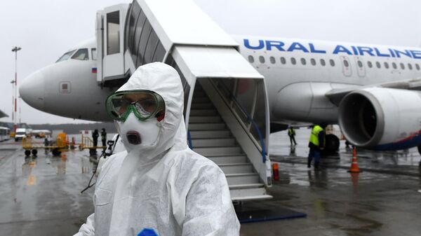 Сотрудник Роспотребназора встречает пассажиров самолета авиакомпании Уральские авиалинии