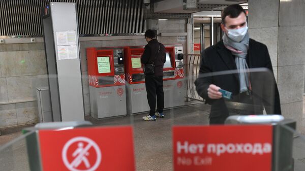 Пассажир проходит турникет на станции метро Сходненская в Москве
