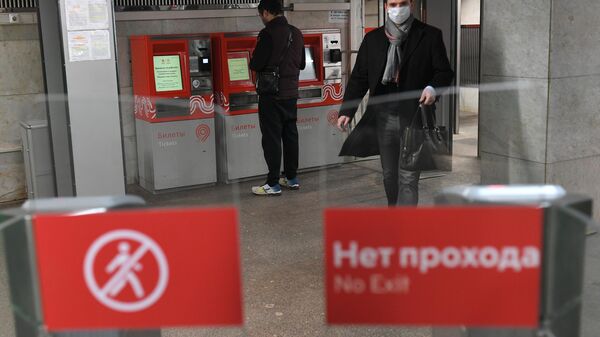 Пассажир у турникета на станции метро Сходненская в Москве