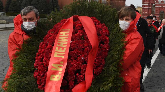 Сторонники партии КПРФ несут венок к Мавзолею В. И. Ленина по случаю 150 лет со дня его рождения