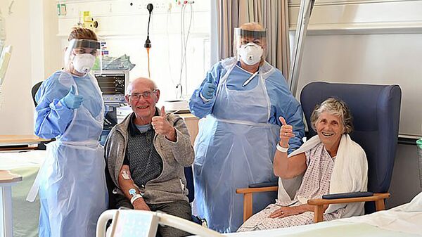 Сидни Мур и его жена Джин в инфекционной больнице в Винстоне, Великобритания