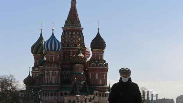 Сотрудник полиции в защитной маске на Красной площади в Москве