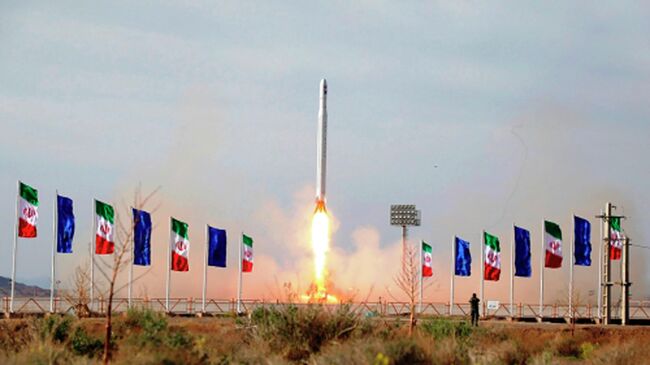 Запуск ракеты-носителя с военным спутником в Иране