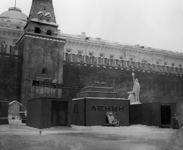 Первый деревянный временный Мавзолей В.И. Ленина 