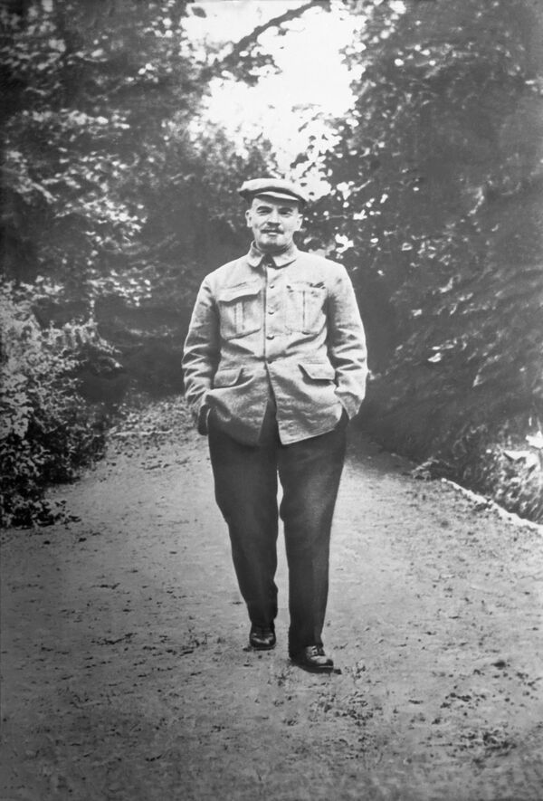Владимир Ильич Ленин на прогулке в Горках