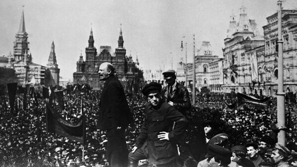 Владимир Ильич Ленин произносит речь с Лобного места на Красной площади на открытии временного памятника Степану Разину. 1 мая 1919 года 