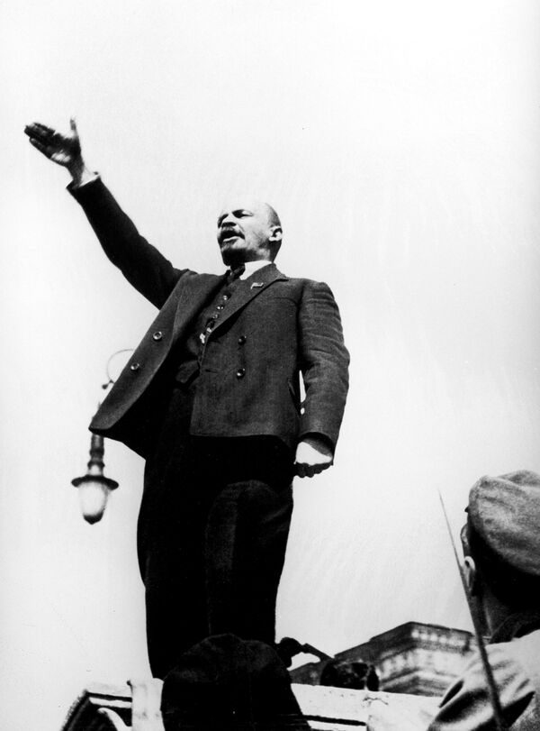 Владимир Ильич Ленин произносит речь на Красной площади на открытии временного памятника Степану Разину 