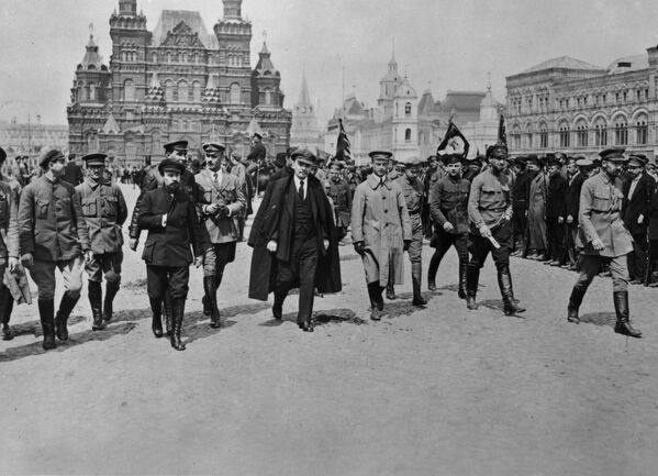 Владимир Ильич Ленин с группой командиров обходит строй войск Всевобуча. 25 мая 1919 года