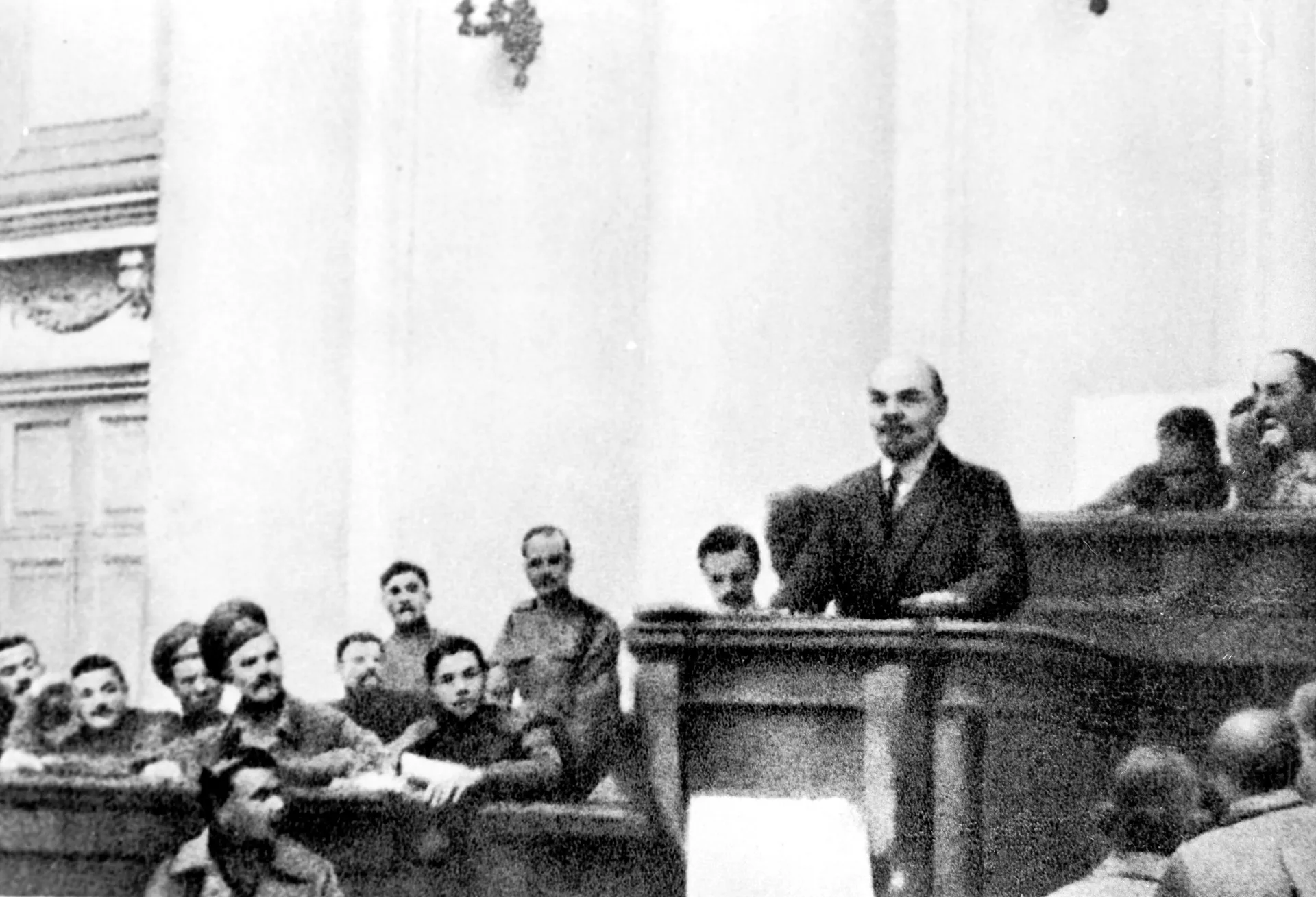Владимир Ильич Ленин выступает в зале заседаний Таврического дворца на совещании большевиков с докладом о войне и революции. 1917 год - РИА Новости, 1920, 07.07.2025