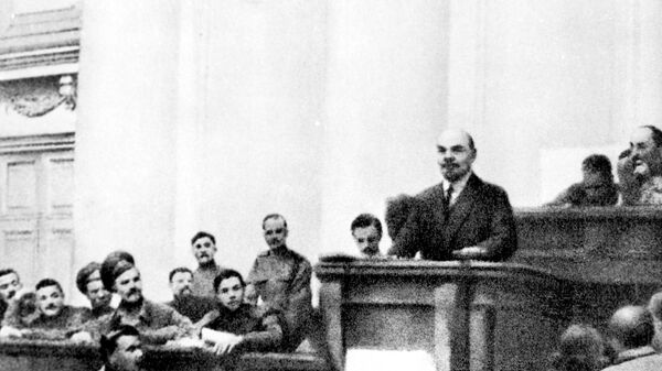 Владимир Ильич Ленин выступает в зале заседаний Таврического дворца на совещании большевиков с докладом о войне и революции. 1917 год