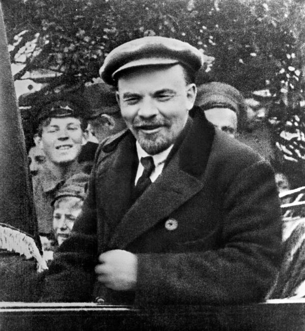 Владимир Ильич Ленин в автомобиле перед отъездом с Красной площади в День международной солидарности трудящихся. 1919 год 