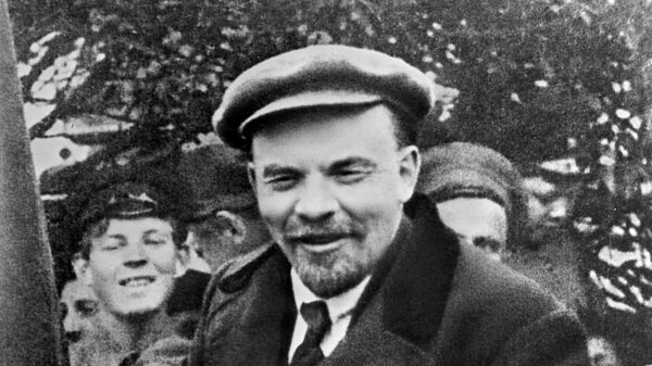Владимир Ильич Ленин в автомобиле перед отъездом с Красной площади в День международной солидарности трудящихся. 1919 год 