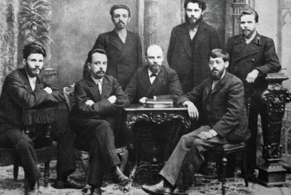 Владимир Ильич Ленин (в первом ряду второй справа) среди руководящих деятелей петербургской организации Союз борьбы за освобождение рабочего класса