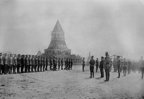 Владимир Ильич Ленин принимает парад 11 выпуска командиров первых Московских пулемётных курсов